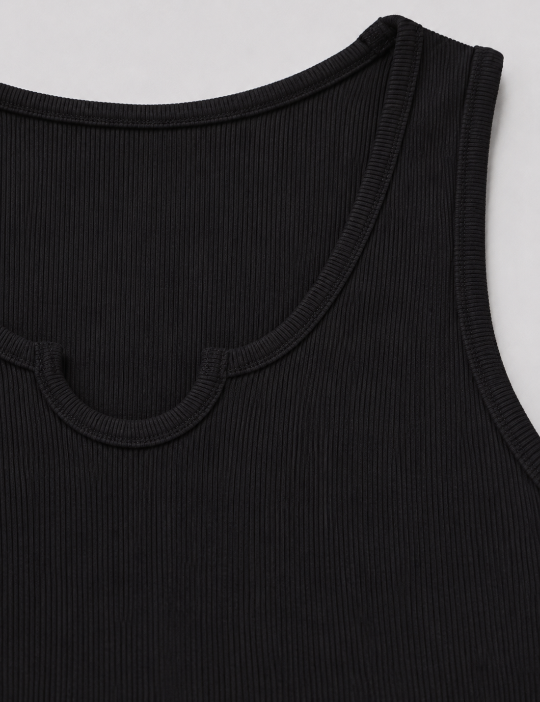 Camiseta U negra